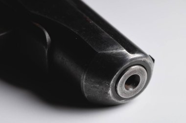 Eski Sovyet tabancası. Beyaz arkaplanda yakın plan