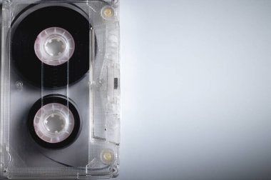 Gri arkaplandaki ses kasetleri. Eski ses kaydediciler