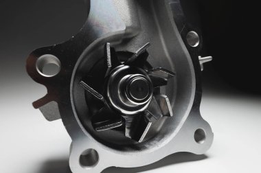 İçten yanmalı motor soğutma sisteminin su pompası. Gri bir gradyanın karşıtlığı