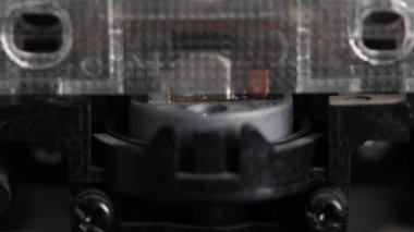 Kayıt cihazı kafa ve paten montajı. Davul mekanizması için yakın çekim eski kasetleri çalar. Kasetin yan tarafını değiştiriyor