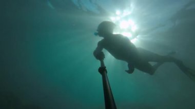 Harika bir yüzücü olan atletik beyaz bir erkek tarafından çekilen sualtı selfie 'si. Deniz ya da okyanus tarafından serbest dalış ve rahatlama kavramı