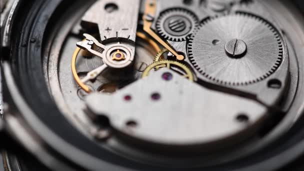 古い機械式腕時計のメカニズムと振り子の仕事のクローズアップ。時間の経過という概念 — ストック動画