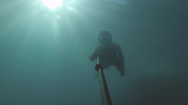 Selfie submarino tomado por un atlético hombre caucásico que es un gran nadador. Concepto de libertad y relajación junto al mar o al océano — Vídeo de stock