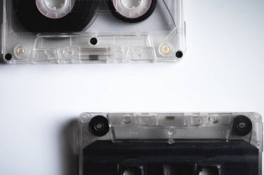 Gri arkaplandaki tek renkli ses kasetleri. Klasik ses arkaplanı