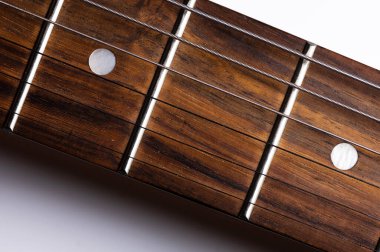 Gri arkaplanda elektro gitarın yakın çekim ögeleri