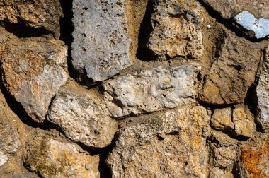 Çeşitli şekil ve boyutlarda doğal taştan yapılmış dekoratif duvar. İç arkaplan