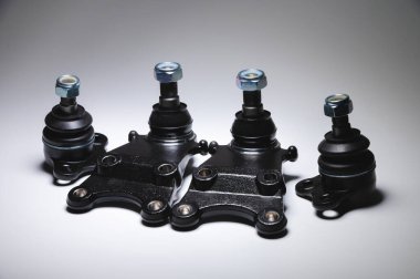 Bir takım yeni off-road süspansiyon topları. Gradyan gri arkaplanda yeni otomatik parçalar