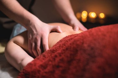 Kaliteli sırt masajı ve bel masajı. Erkek eller bayan müşterinin sırtına masaj yapar.