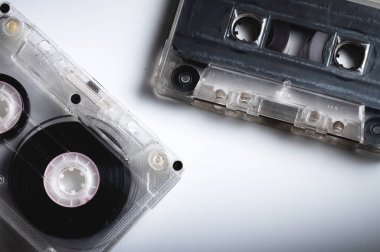 Gri arkaplandaki tek renkli ses kasetleri. Klasik ses arkaplanı