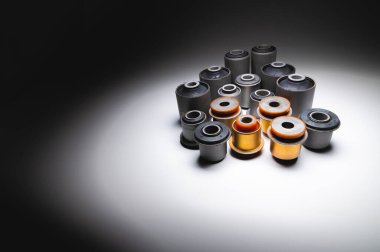 Eğimli arka planda bir SUV için yeni bir lastik ve poliüretan sessiz bloklar seti.