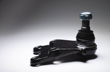 Gri arka planda yeni bir yolcu vagonu. Yedek parçalar