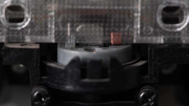 Cabeça de gravador de fita e montagem de rolo. Close-up de um movimento cambaleante de um mecanismo de tambor toca cassetes velhas. Altera o lado da fita cassete — Vídeo de Stock