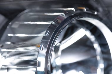 Yumuşak odaklı bir yolcu arabası için yeni bir far yakın plan. Otomatik ışıklandırma teması arkaplanı