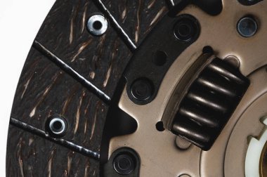 Gri arka planda bir yolcu aracının elle vites kutusunun debriyajı. Ayrıntılı yakın görünüm