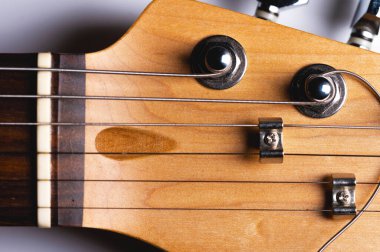 Gri arkaplanda elektro gitarın yakın çekim ögeleri