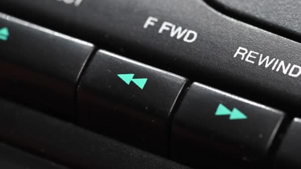 按一下老式录音机上的按钮.特写。一个人的手指按压录音机上的回放控制按钮。宏观。倒转按钮 — 图库视频影像