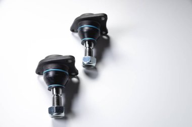 Gri arka planda yeni bir yolcu vagonu. Yedek parçalar