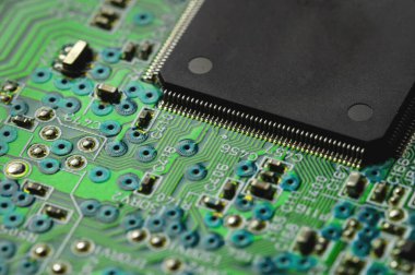 Yakından radyoelementli yeşil elektronik pano. Elektronik ve yüksek teknoloji teması için arka plan