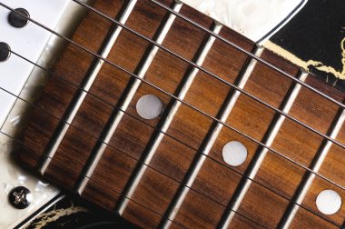 Gri arkaplanda elektro gitarın yakın çekim ögeleri