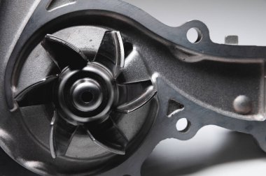 İçten yanmalı motor soğutma sisteminin su pompasını kapatın. Gri bir gradyanın karşıtlığı