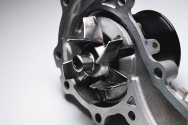 İçten yanmalı motor soğutma sisteminin su pompası. Gri bir gradyanın karşıtlığı