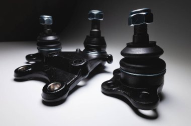 Bir takım yeni off-road süspansiyon topları. Gradyan gri arkaplanda yeni otomatik parçalar