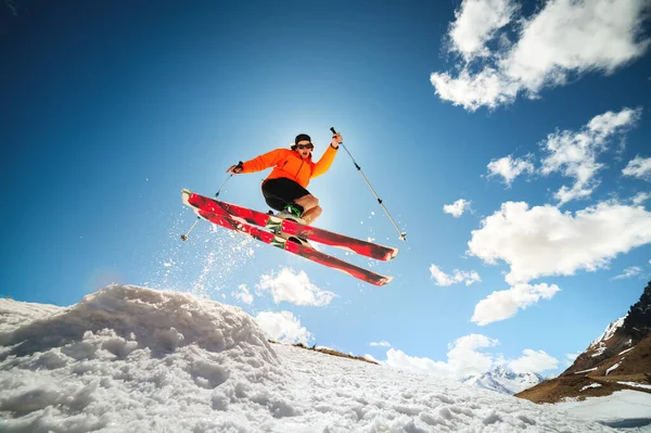 Mladý běloch skákání z odrazového můstku na lyžích — Stock fotografie