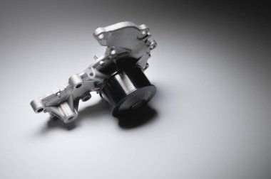 İçten yanmalı motor soğutma sisteminin su pompası. Gri bir gradyanın karşıtlığı