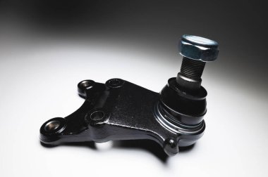 Gri arka planda yeni bir yolcu vagonu. Yedek parçalar