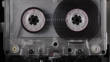 Yakın plan bir teyp bir ses kasedi çalıyor. Yakın plan. Antika bir kaset, eski bir kasetçalarda ses kaydetmek için kullanılan boş bir plak kasetinde dönüyor. Konuşmaların kaydedilmesi.