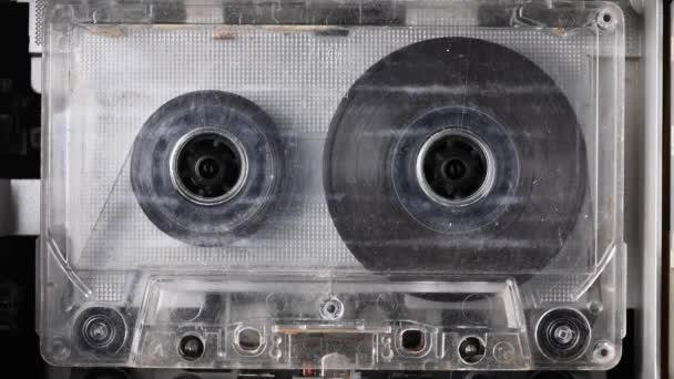 特写录音机在播放盒式磁带。特写。老式盒式磁带在空白标签磁带上旋转，用于在复古盒式磁带唱机中记录声音。对话的录音. — 图库视频影像