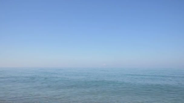 Vista matutina de la tranquila superficie cristalina del agua. Calma en el mar. Fondo animado de tranquilidad — Vídeos de Stock