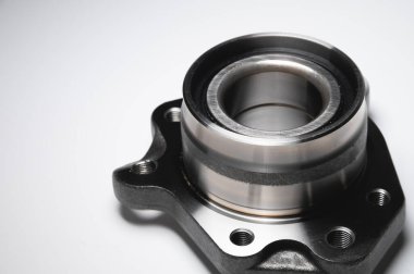 Gri arka planda yeni bir araç merkezi var. Ön süspansiyon için yedek metal parçası