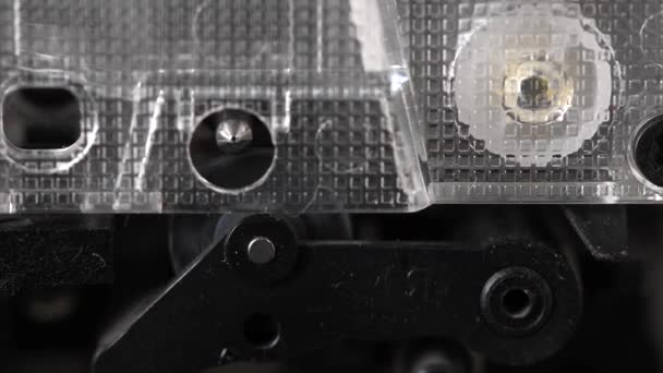 Vintage cassete de áudio compacto jogando. imagens de close-up extremas — Vídeo de Stock