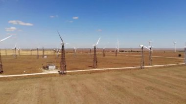 Geniş rüzgar türbinleri. Havadan kumandalı hava aracı dönüyor. Alternatif enerji
