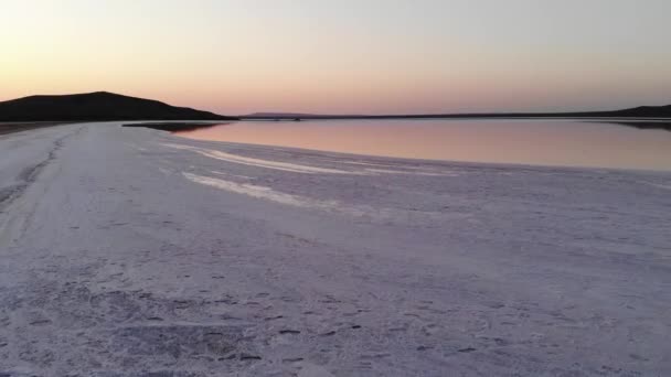 Vista aérea tiro Pink Salt Lake chave baixa. Grão de filme cinematográfico. Mar do lago salgado. — Vídeo de Stock