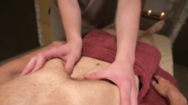 Erkek bir atletteki diyaframın yakın plan masaj etkinleştirmesi. İç organlara profesyonel spor masajı