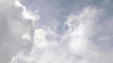 Vücut lenslerindeki zaman ayarları gökyüzündeki bulutların değişimidir. Hava kütlesi taşması ve hava değişimi. B Çerçevesi Bulutlu Bulutlu. Doğal zaman dilimi 4K görüntüsü. Dinamik canlı bulutlar arka planı