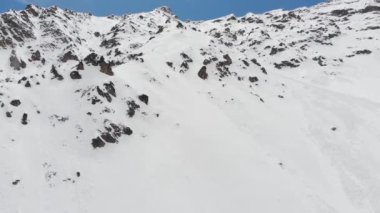 Karla kaplı dik yamaçların havadan görünüşü. Çok yüksek dağlarda kayak yapmak için çok az serbest alan ve taşra var.