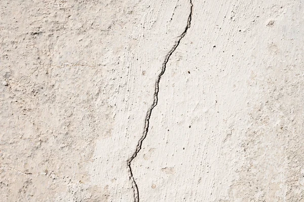 Грязный фон потрескавшихся шелушащихся стен с очищенной шпаклевкой в бежевых тонах. — стоковое фото