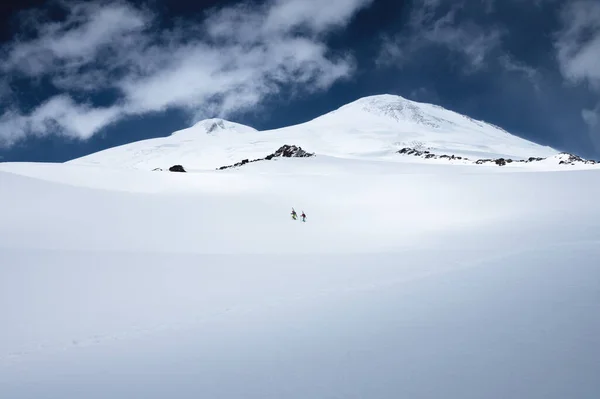 Uma equipe de dois alpinistas com equipamento sobe até a subida — Fotografia de Stock