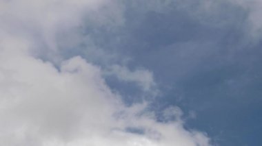 Vücut lenslerindeki zaman ayarları gökyüzündeki bulutların değişimidir. Hava kütlesi taşması ve hava değişimi. B Çerçevesi Bulutlu Bulutlu. Doğal zaman dilimi 4K görüntüsü. Dinamik canlı bulutlar arka planı