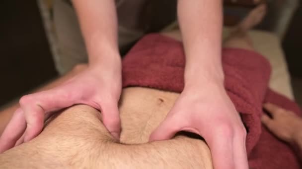 Nahaufnahme der Membran und Platzierung der Organe in der Bauchhöhle eines männlichen Athleten durch einen Physiotherapeuten. Alternative Medizin — Stockvideo