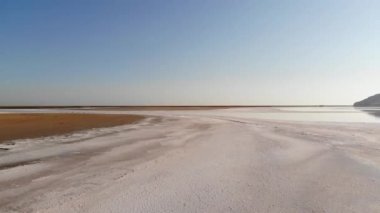 Hava görüntüsü Pembe Salt Lake sade anahtarını çekti. Sinematik film tahılları. Tuzlu göl kıyısı.