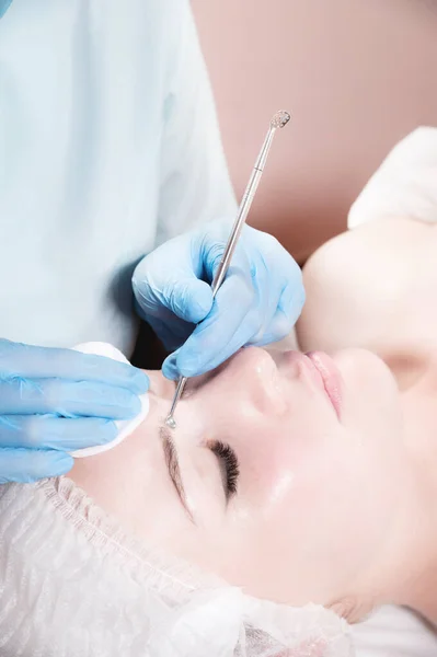 Primo piano Pulizia professionale del viso. Procedura meccanica di pulizia del viso. Peeling della pelle del viso. — Foto Stock
