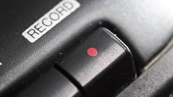 Odtwarzanie kaset audio. Zbliżenie. Naciśnięcie przycisku rozpoznawania palców na starym odtwarzaczu kasetowym. Człowiek palec naciska przycisk przewijania. — Wideo stockowe