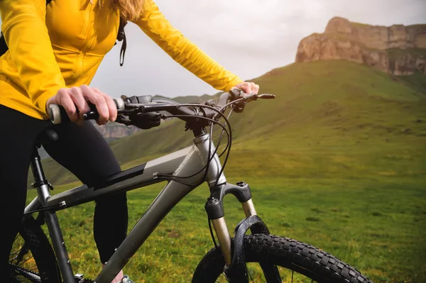 Mujer en bicicleta en las montañas de cerca —  Fotos de Stock