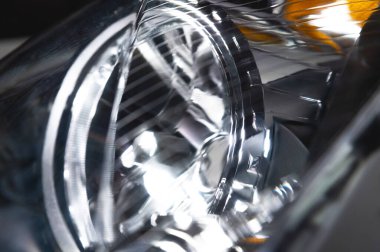 Yumuşak odaklı bir yolcu arabası için yeni bir far yakın plan. Otomatik ışıklandırma teması arkaplanı