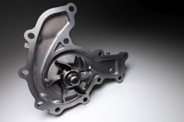 İçten yanmalı motor soğutma sisteminin su pompası. Gri bir gradyanın karşıtlığı