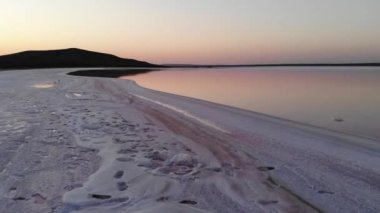 Hava görüntüsü Pembe Salt Lake sade anahtarını çekti. Sinematik film tahılları. Tuzlu göl kıyısı.